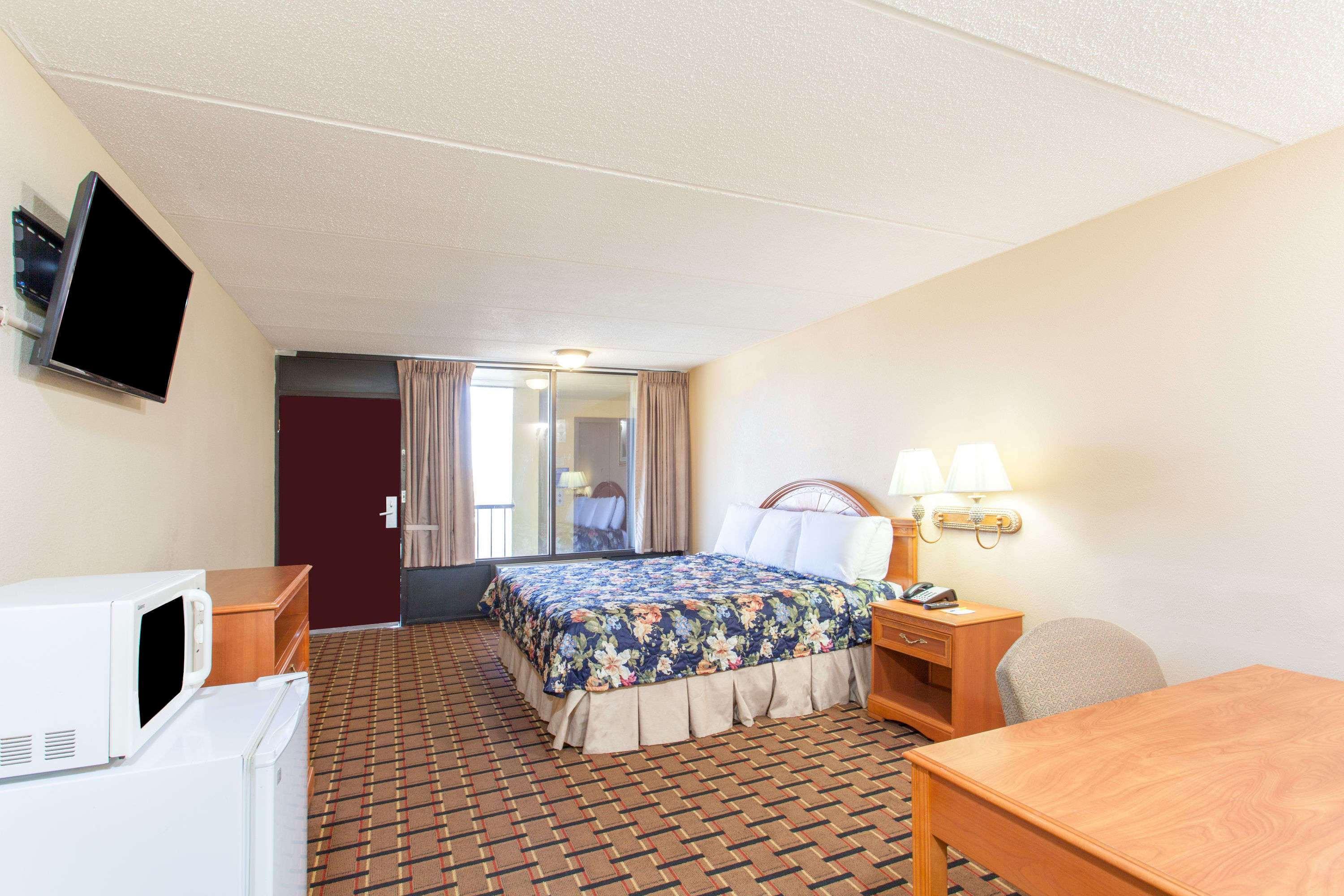 Clarion Inn & Suites Near The Leconte Center Pigeon Forge Exterior foto