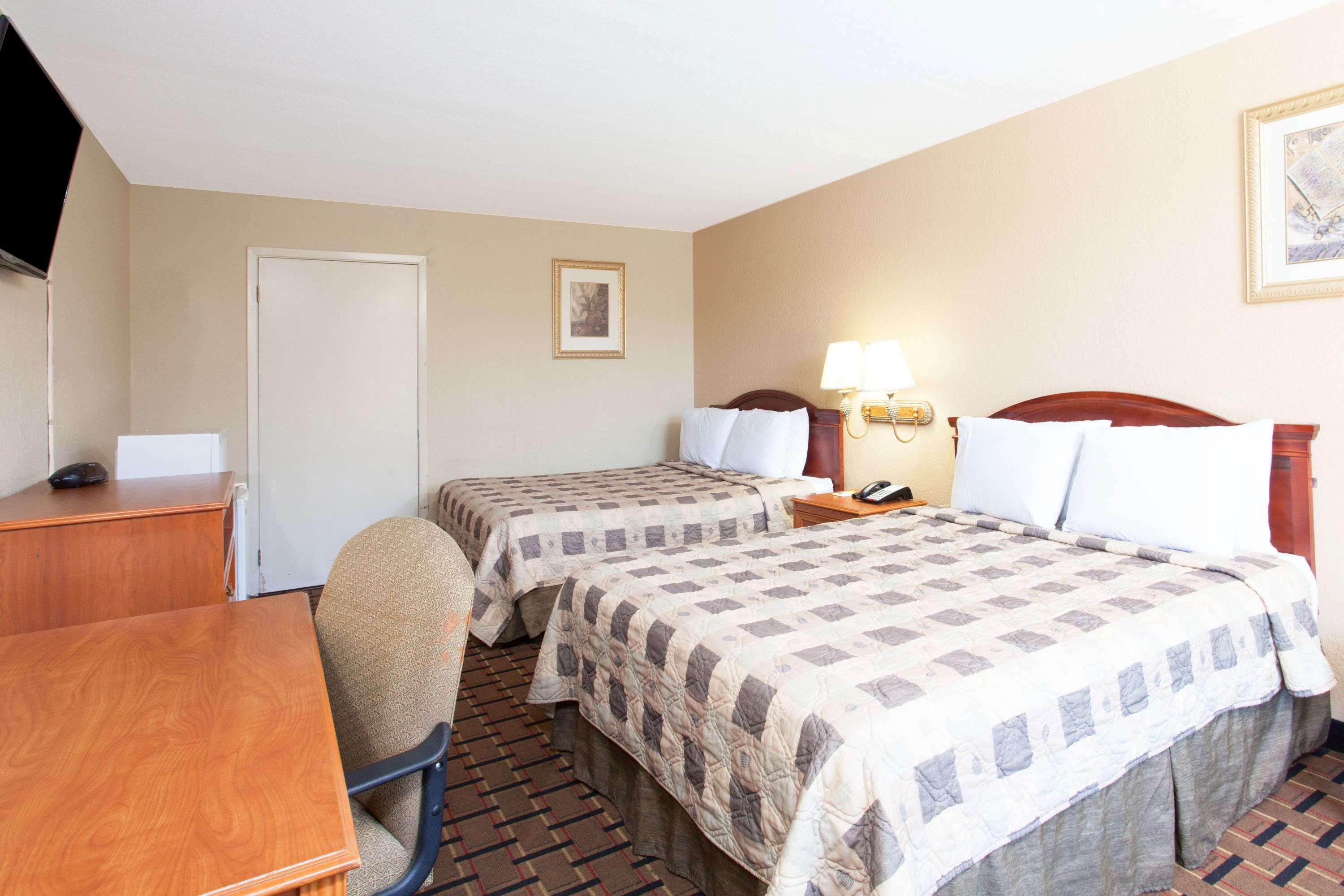 Clarion Inn & Suites Near The Leconte Center Pigeon Forge Exterior foto